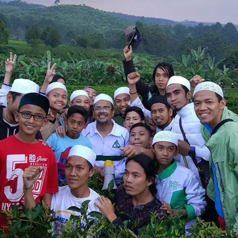 TADDABUR ALAM SANTRI Pesantren Yatim & Dhu'afa Cahaya Ahlussunnah Wal Jama’ah Alam Gunungsindur