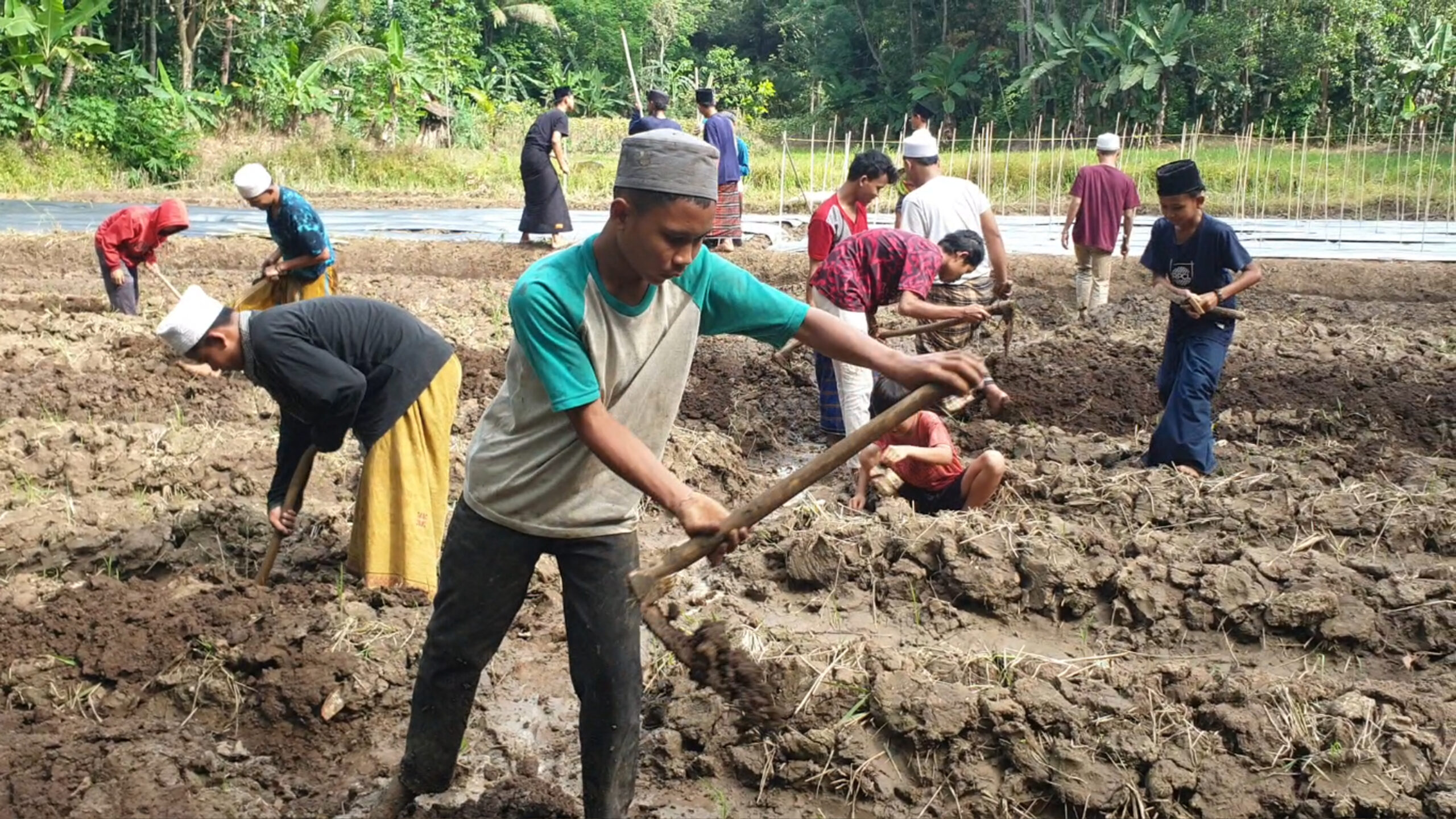 Kerja Bakti Lahan Pondok Cahaya ASWAJA